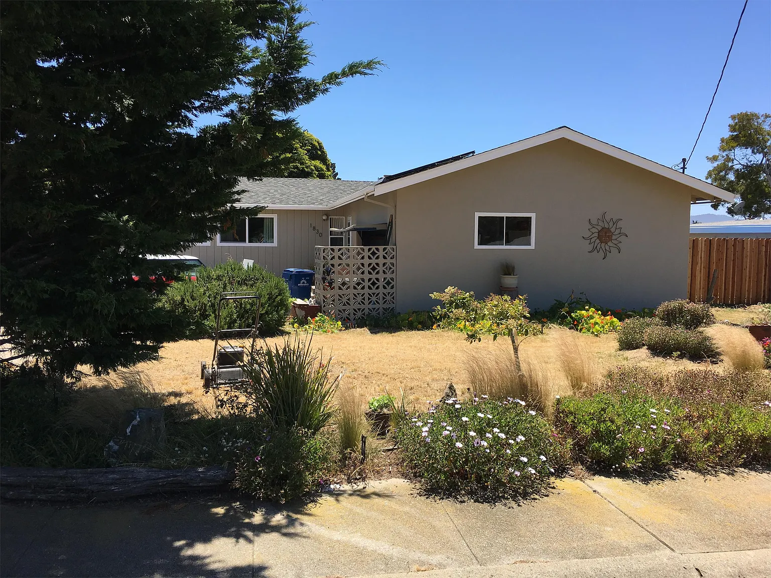 1830 Eucalyptus Ave photo 1