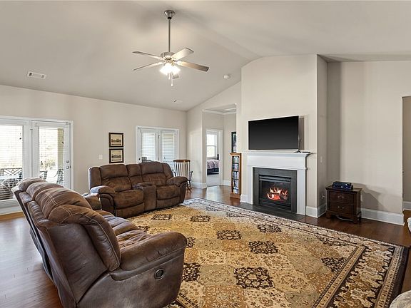 4th image of 215 Marehaven Ct