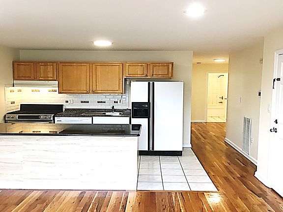 4th image of 697 Summit Ave