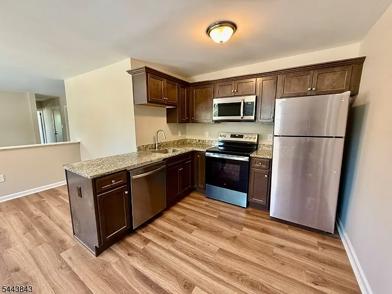 175 E Main St — Photo 7