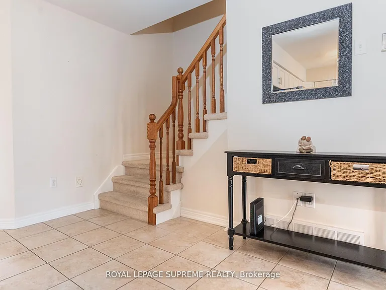 31 1/2 Thorold Rd E — Photo 8