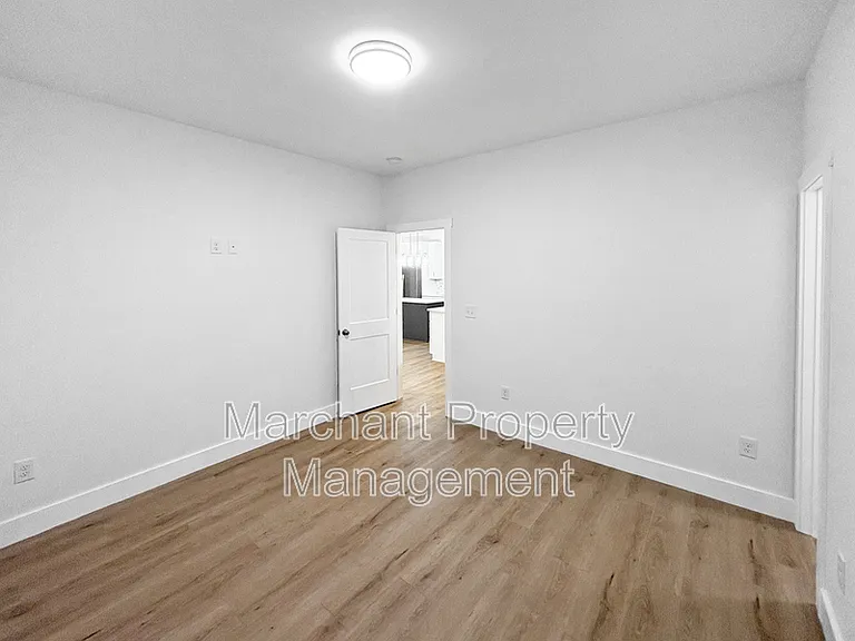 7 20th St — Photo 15