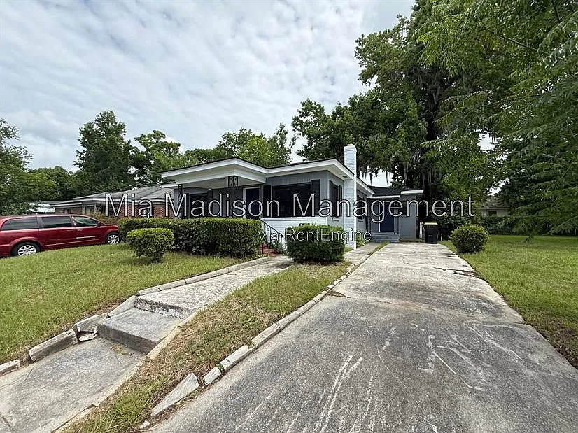 4 bed, 2.0 bath, 1277 sqft, $2,350 — Photo 2
