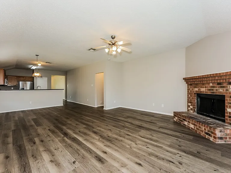 1711 Venus Dr W — Photo 4