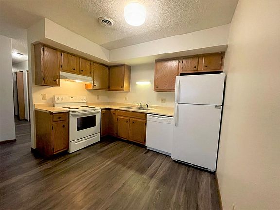 2nd image of 418 S Van Buren St #3
