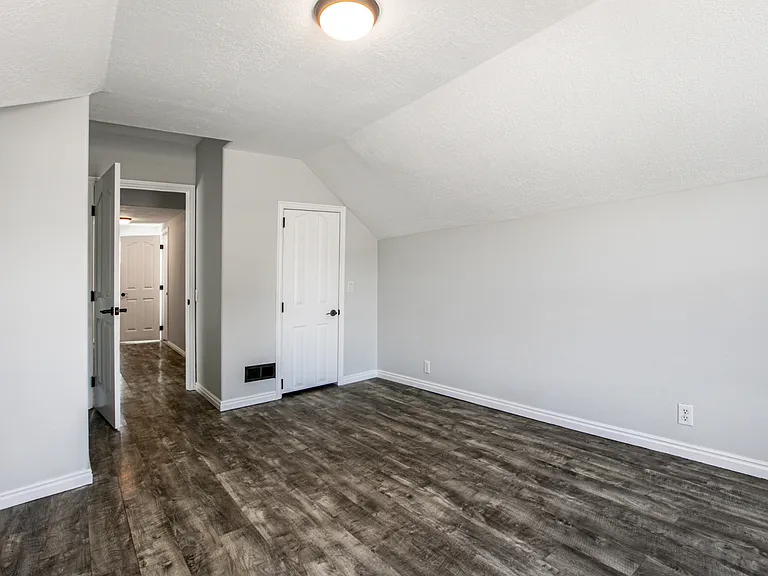 Large upstairs bedroom (bedroom 4)