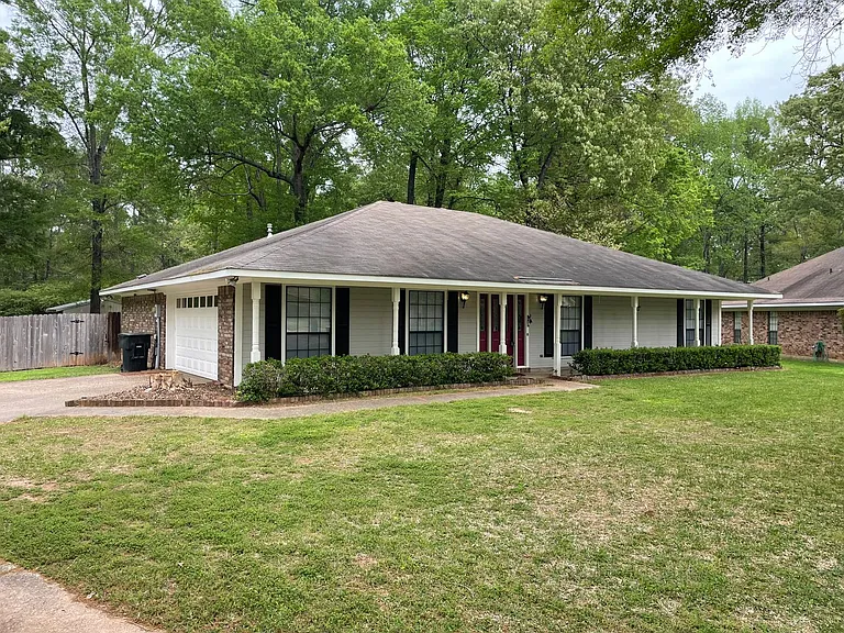 5604 Kenilworth Cir — Photo 1