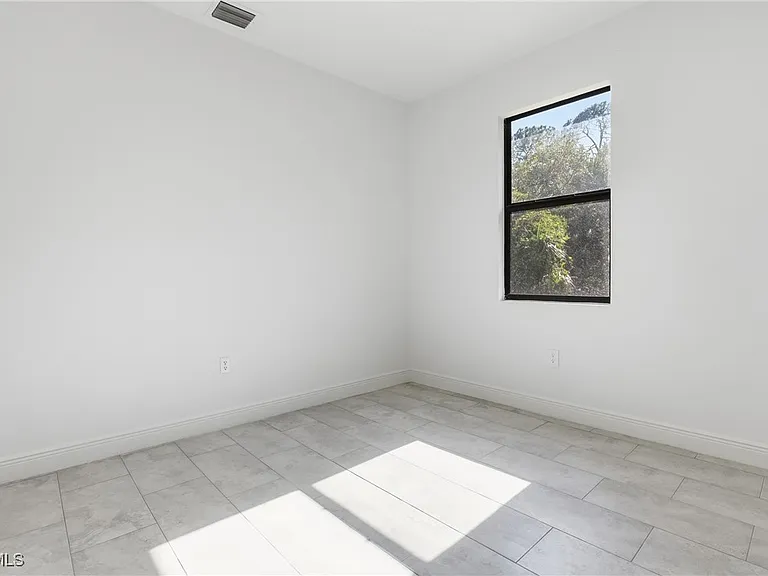 1087 Rugby Ln — Photo 14