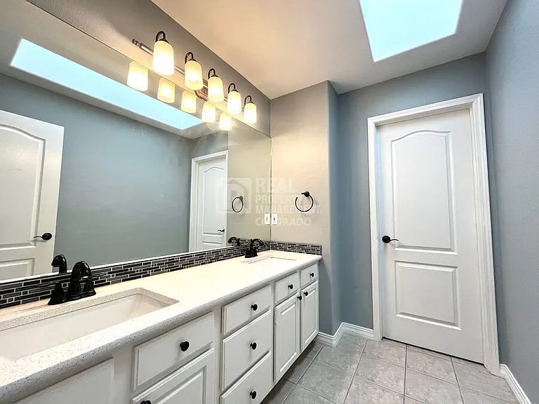 5016 Briscoglen Dr — Photo 18