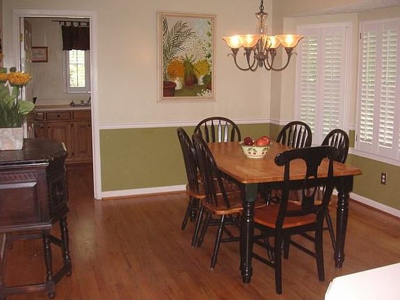Huge Breakfast Room with Bay Window has Plantation Shutters!