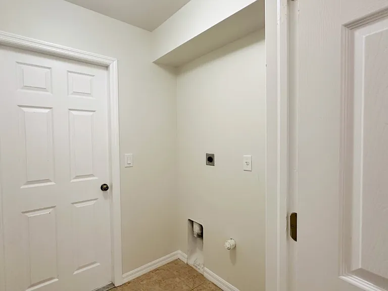 2034 NE 8th Pl — Photo 16