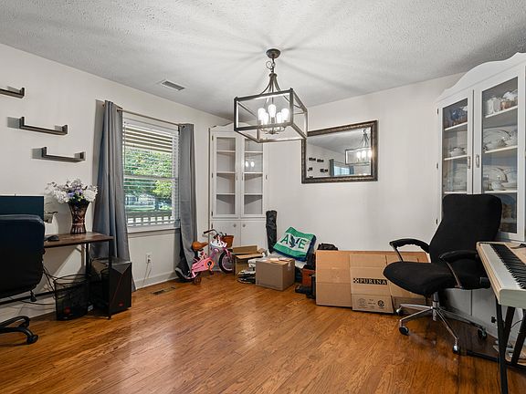 3rd image of 410 Paul St.
