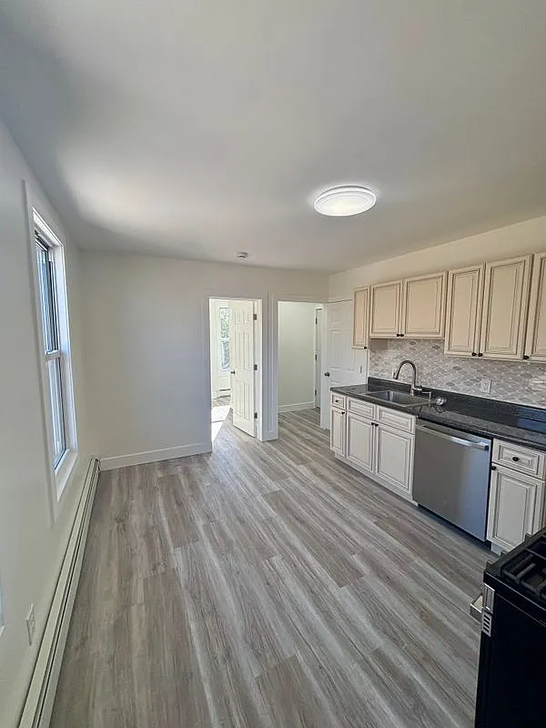 2 bed, 1.0 bath, 950 sqft, $2,350 — Photo 1