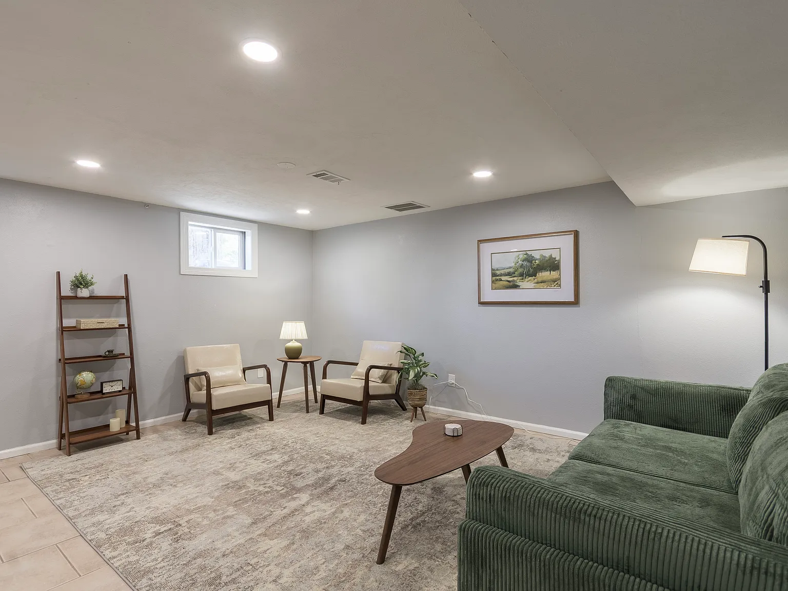 6 bed, 2400 sqft, $675 — Photo 2