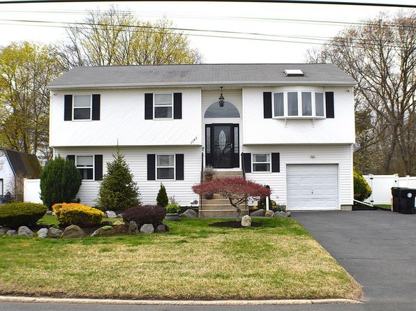 1142 Brookdale Avenue, Bay Shore, NY 11706