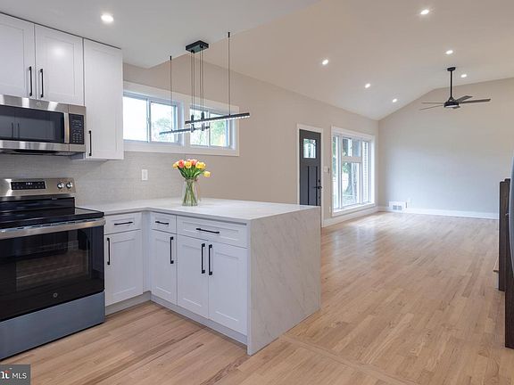 4th image of 6233 Addison Rd