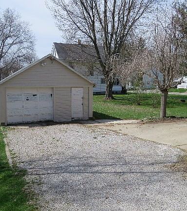 5th image of 619 Evergreen St