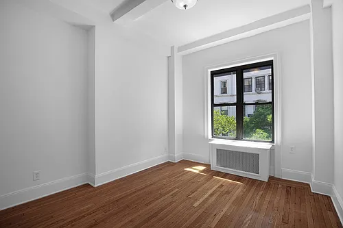 19 W 69th St #403 Photo 1