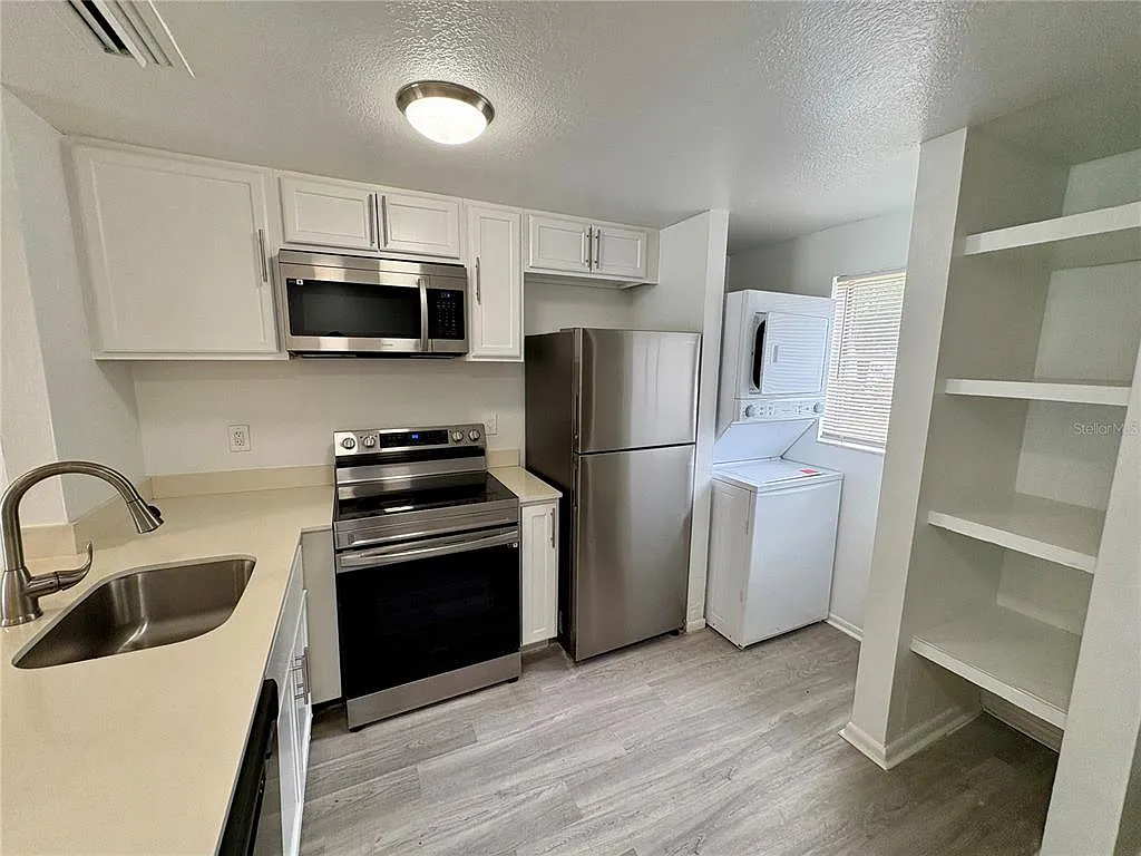 2 bed, 1.5 bath, 1209 sqft, $1,325 — Photo 4