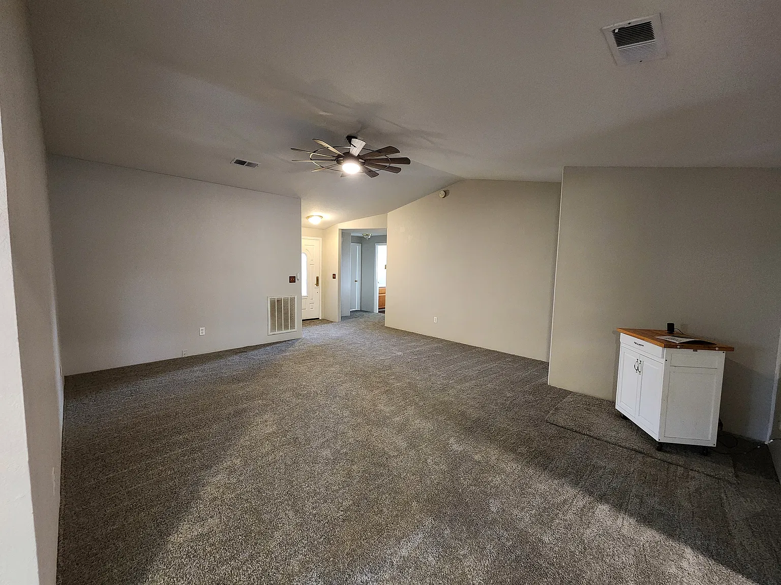 5 bed, 2358 sqft, $3,250 — Photo 4