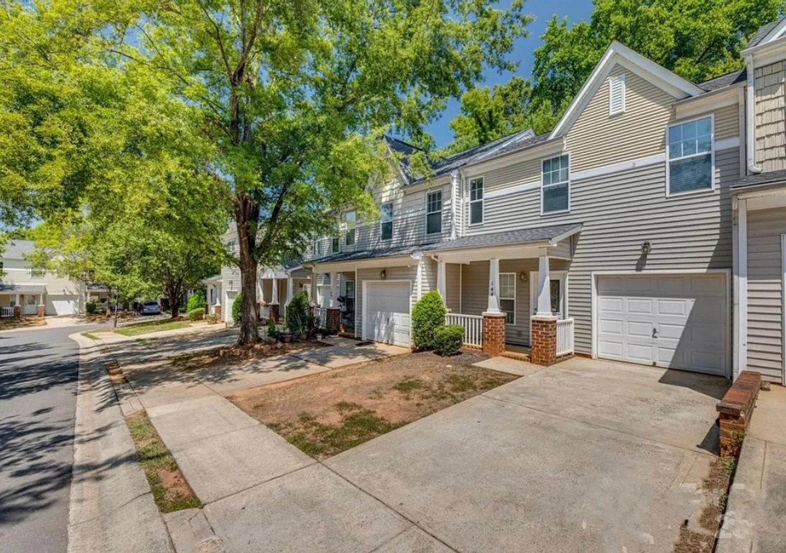 Charming 2BR Townhome in Charlotte — Photo 2