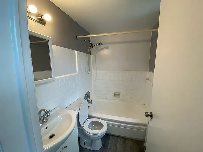 6460 Wyandotte St E — Photo 5