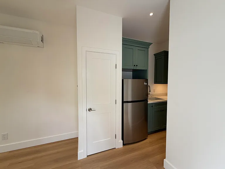 915 E Cota St #STUDIO — Photo 6