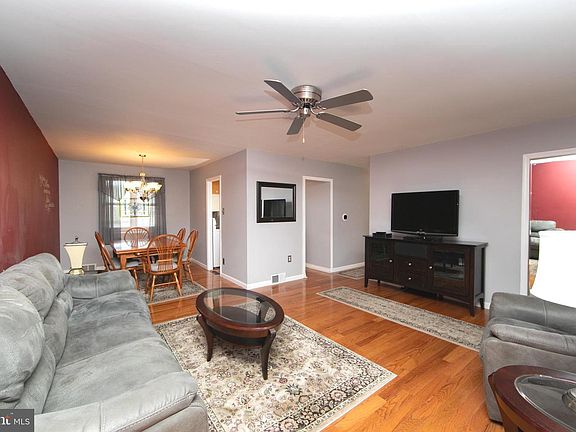 5th image of 108 W Henry St