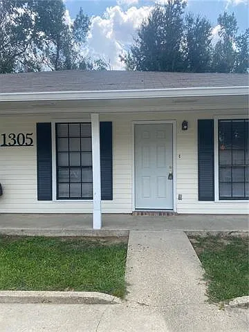 1305 Hooks Dr #B