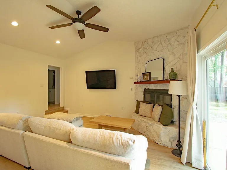 513 Andrea Ct — Photo 5