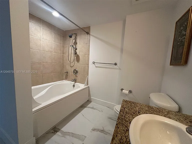 19501 W Country Club Dr #406 — Photo 6