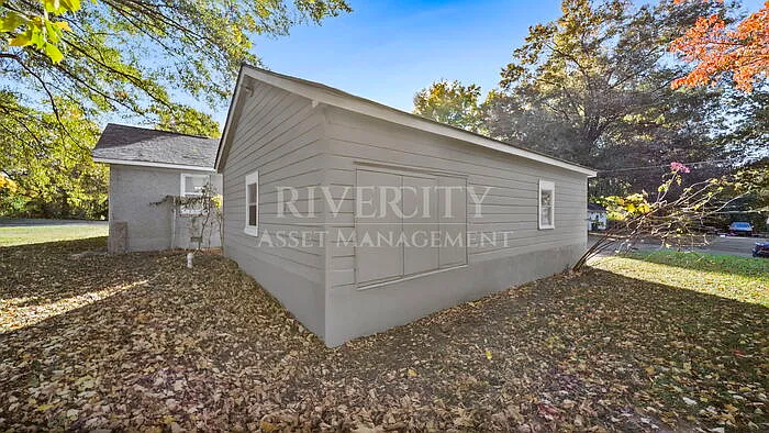 3 bed, 1.0 bath, 980 sqft, $1,170 — Photo 3