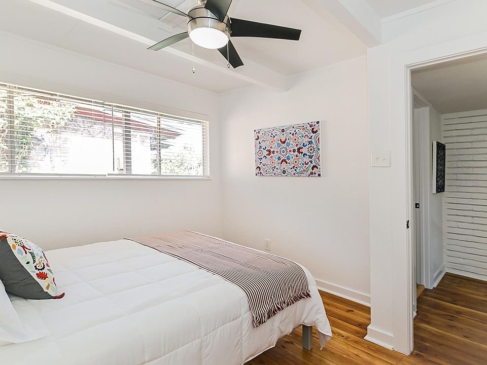 Small bedroom - Queen bed