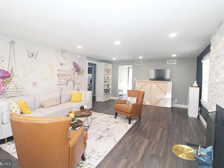 118 Washington Rd — Photo 3