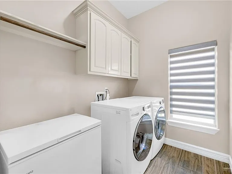 2410 Colvin Ave — Photo 20