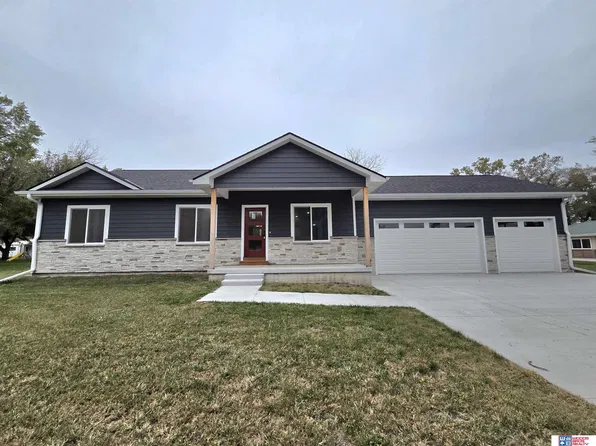 719 N 7th St, Wymore, NE 68466