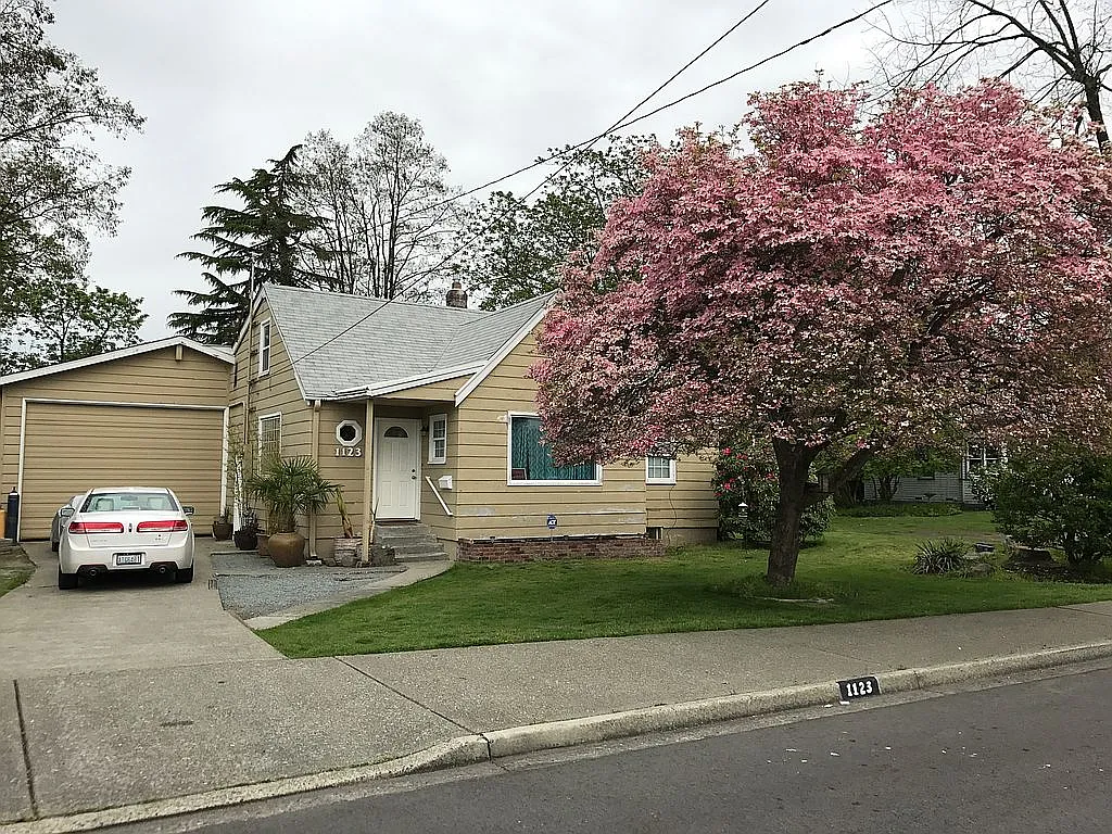 1123 4th St NE photo 1