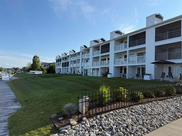 206 Ferry Ave APT 30, Charlevoix, MI 49720