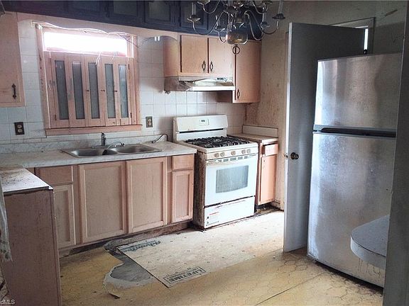 3rd image of 2202 Pear St