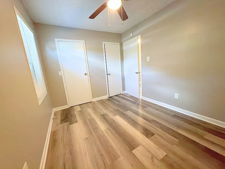 445 W Brooks Rd — Photo 12