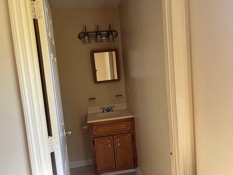 534 Hanson St — Photo 8