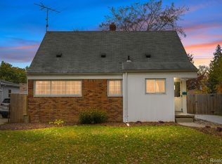 20441 Lancaster St, Harper Woods, MI 48225