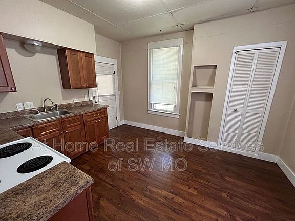 5th image of 625 S Broadway Ave