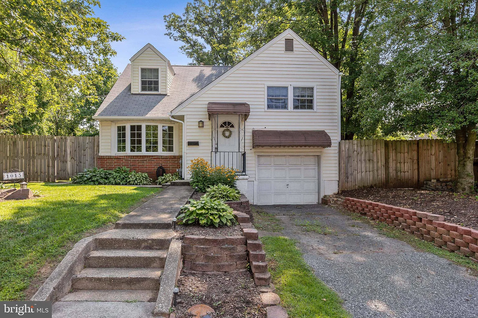 1015 Sharon Dr photo 1