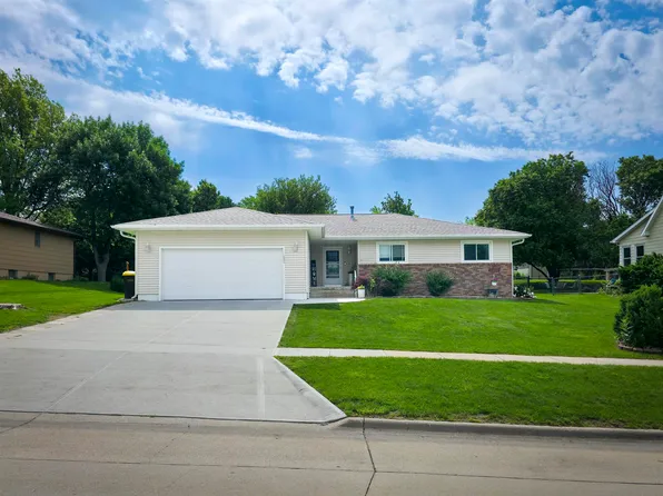 1620 E Berry Hill Dr, Norfolk, NE 68701
