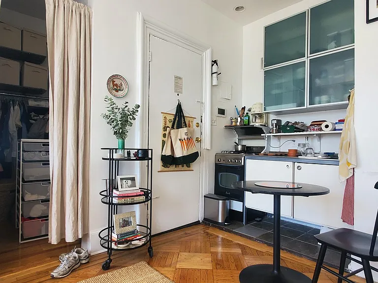 106 6th Ave #2R — Photo 4
