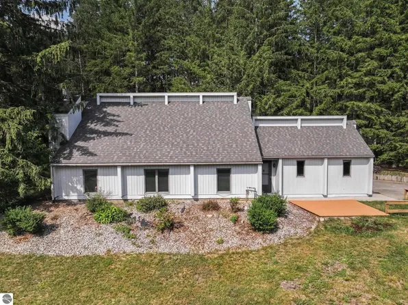 100 Greenridge Dr, Cadillac, MI 49601