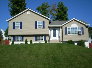 12 Ramblewood Dr, Newburgh, NY 12550