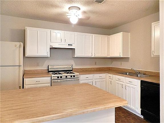 Lots of counter space in this kitchen.