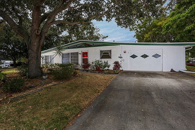 1st image of 2945 Woodcrest Dr